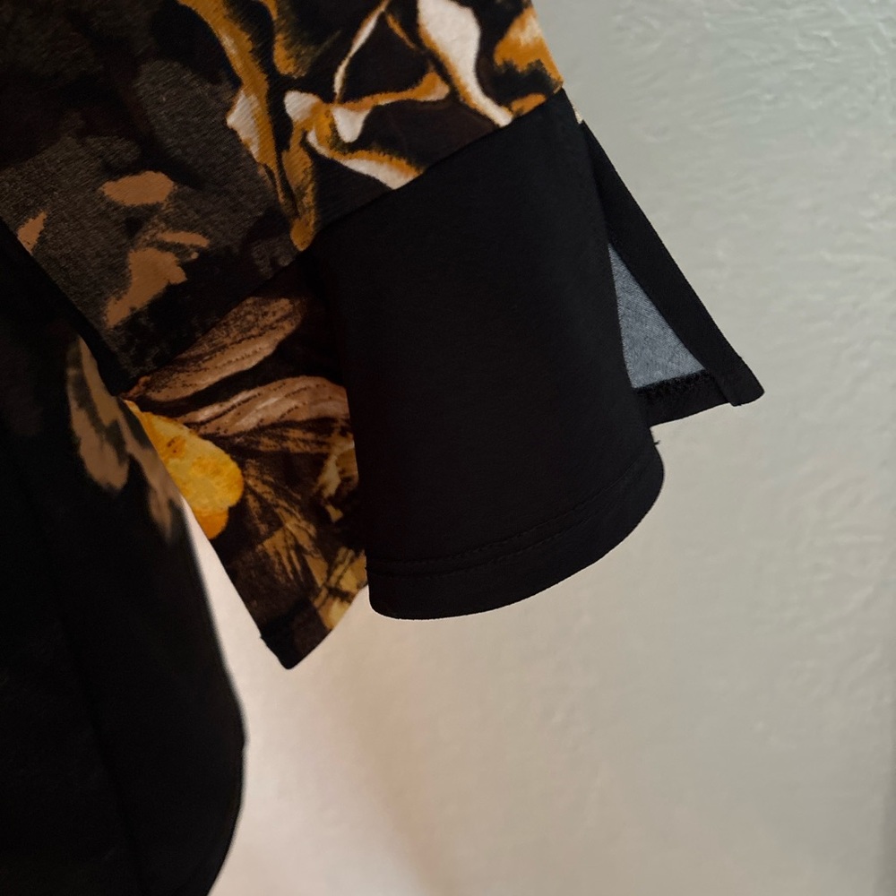 Susan Graver Black & Gold Floral Tunic Top – Size 1X – 3/4 Sleeve - Picture 3 of 4